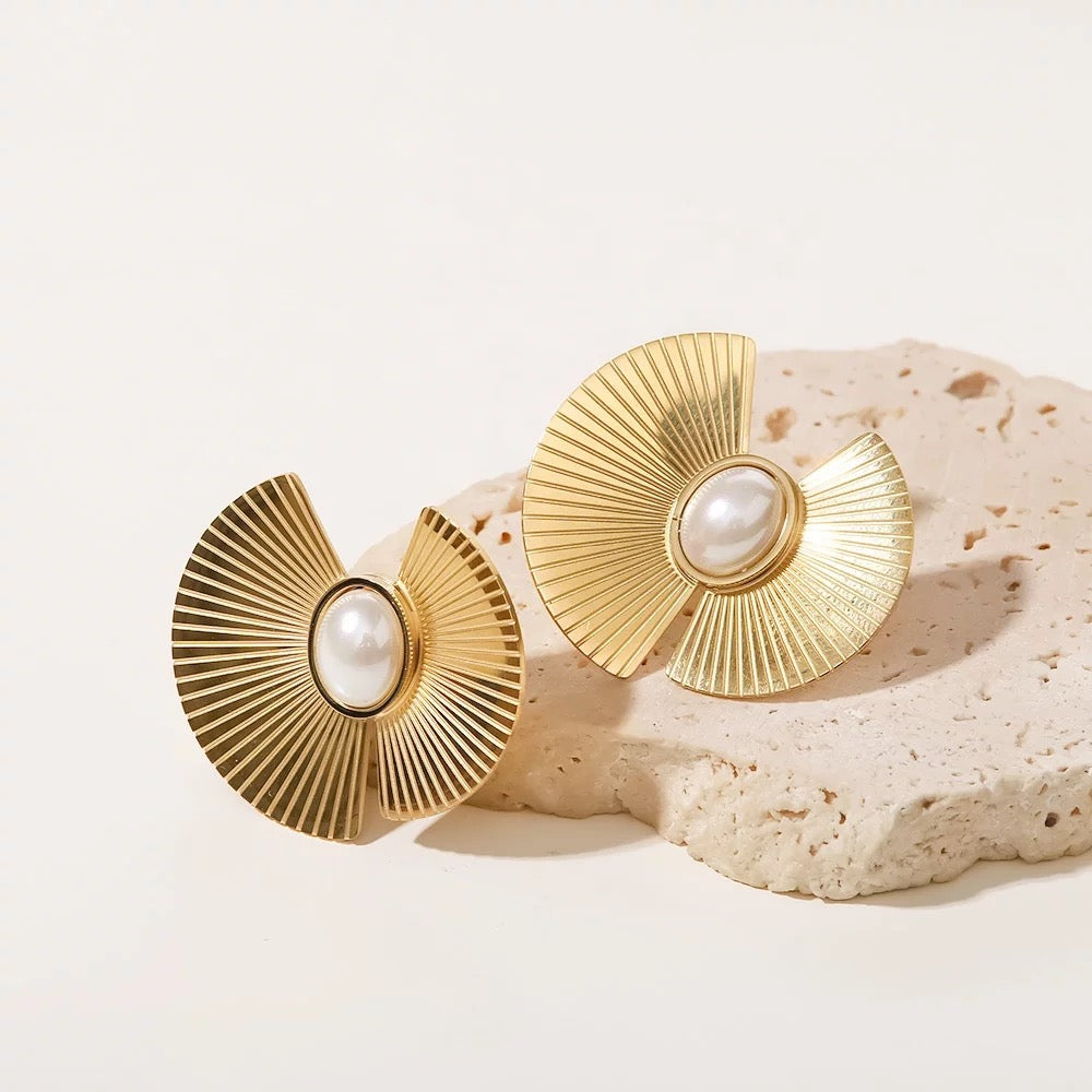 Elegant Pearl stud earrings