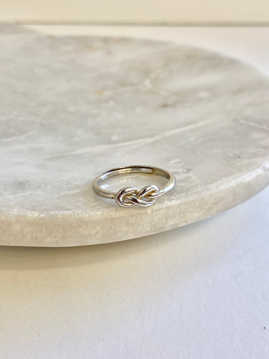Knot adjustable ring