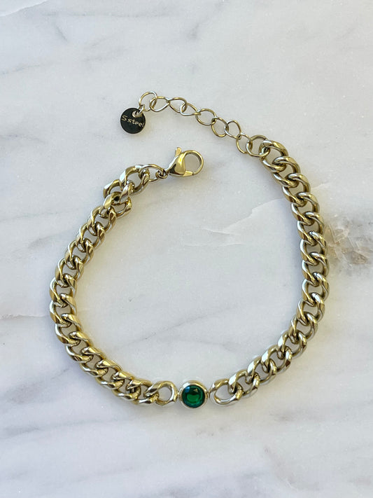 Elegant bracelet with green stone