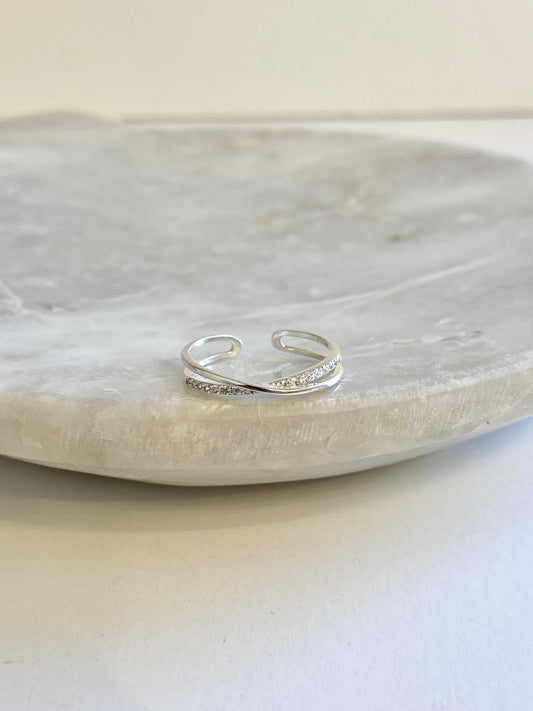 Delicate adjustable ring
